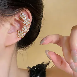 Vue détaillée d'une manchette d'oreille en fleurs de zircon sur l'oreille d'une femme