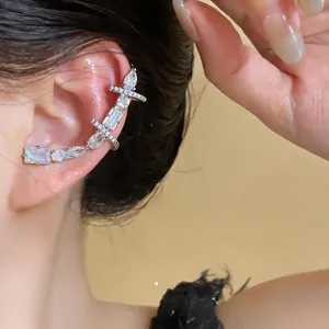 Détail d'un élégant cache-oreille en argent avec des pierres de zircone cubique carrées