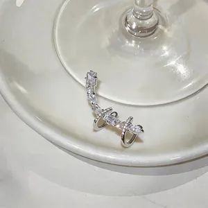 Gros plan d'un élégant ear cuff en argent avec des zircons étincelants de luxe