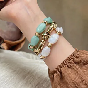 Set aus drei elastischen Acrylarmbändern mit mintgrünen und weißen Perlen und Goldakzenten