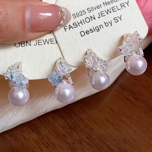 Stile Francese Perno in Argento Sterling 925 Orecchini a Bottone in Perla Artificiale a Forma di C Con Strass