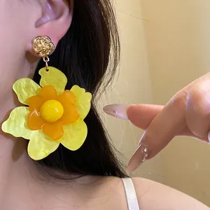 Pendientes de flores de resina amarilla grandes con estilo romántico de vacaciones