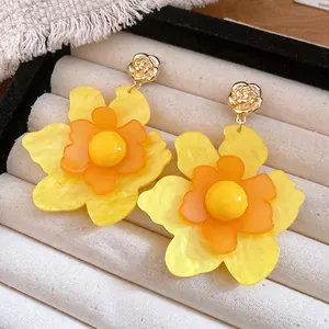 Pendientes largos de flores de resina estilo resort con aguja de plata S925.