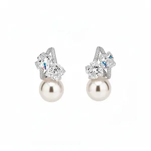 Eleganti orecchini a perno in argento a forma di C con perle e zirconi a farfalla