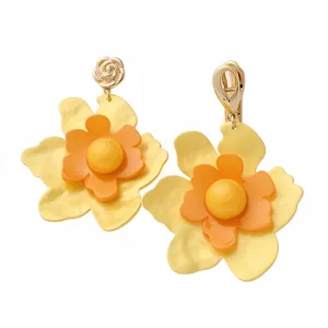 Pendientes colgantes de flores de resina amarilla y naranja con cierres florales dorados.