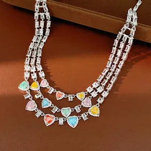Elegante collana a più strati con pietre a cuore colorate e zirconi cubici trasparenti