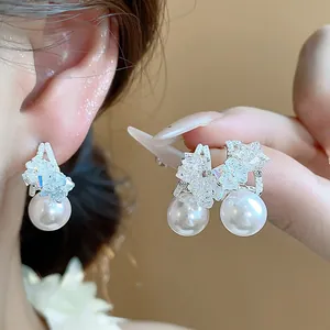 Eleganti orecchini di perle stile francese con cristalli scintillanti e aghi argento dettaglio