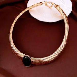 Girocollo vintage color oro a spina di pesce con pietra ovale in resina nera