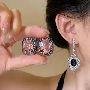 Detalle de pendientes de circonita rosa y pendientes negros vintage