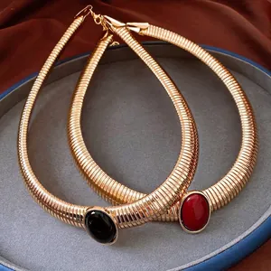 Girocollo vintage a maglia serpente dorata con pietra ovale in resina rossa e nera