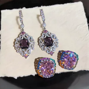 Vista detallada de pendientes colgantes morados vintage y brillantes pendientes de circonita arcoíris