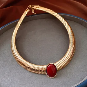 Collana vintage di lusso in oro a catena di serpente con un ciondolo ovale rosso