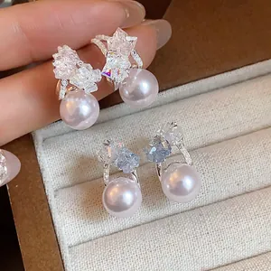 Orecchini a perla a forma di C stile francese con cristalli in una scatola portagioie.