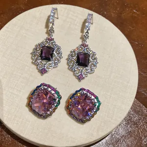 Vista detallada de pendientes cuadrados de circón púrpura y rosa estilo palacio