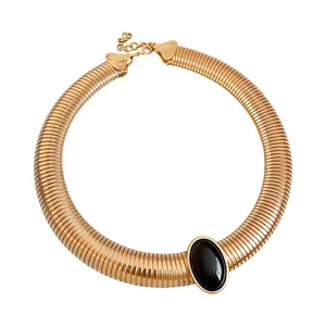 Collana girocollo vintage a spirale dorata con gemma ovale in resina scura di lusso