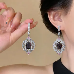 Pendientes colgantes estilo palacio vintage con piedra oscura cuadrada y circonitas