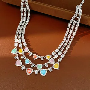 Dettaglio collana multistrato con zirconi colorati a cuore e tagliati a quadrato