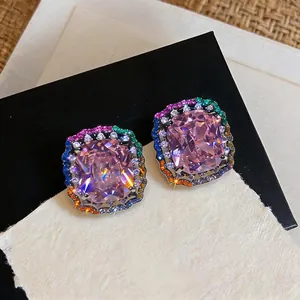 Vista detallada de pendientes vintage de circonita rosa cuadrada con un vibrante halo arcoíris