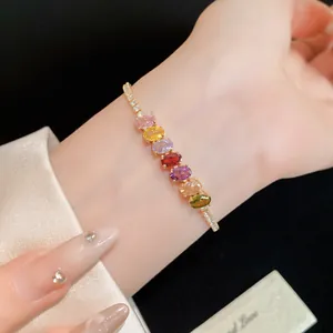 Gros plan détaillé du bracelet plaqué or 14K orné de zircons ovales multicolores