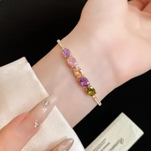 Bracelet plaqué or 14K avec zircons ovales multicolores, vue détaillée sur le poignet