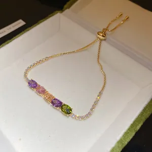 Détail macro d'un bracelet plaqué or 14K avec des zircons ovales multicolores