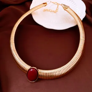 Collana girocollo vintage a catena serpente dorata con pietra in resina rossa