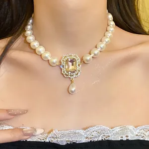 Elegante girocollo di perle vintage con ciondolo in cristallo ornato e perla a goccia