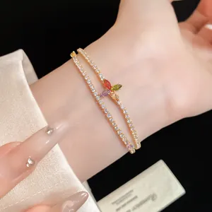 Détail d'un élégant bracelet plaqué or 14K avec des fleurs de zircone colorées