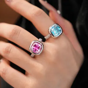 Eleganti anelli con zirconi quadrati e fascia pavé nei colori rosa e blu