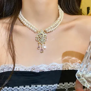 Elegante collana di perle multistrato con ciondolo floreale vintage in strass per donna.