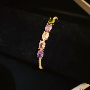 Vue détaillée d'un bracelet plaqué or 14K avec des zircons ovales multicolores.