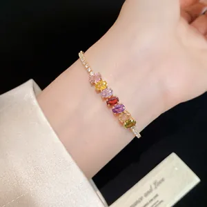 Détail rapproché des pierres de zircon ovales colorées sur bracelet plaqué or 14K