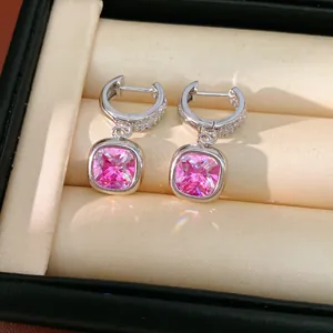 Primo piano di orecchini a cerchio in argento con pendenti in zircone rosa taglio