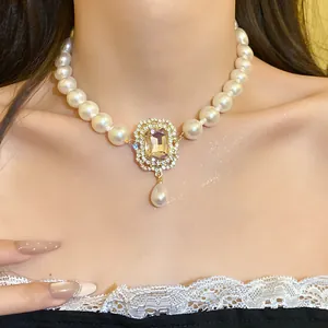 Primo piano elegante di una collana di perle vintage francese con ciondolo in strass