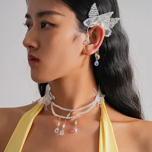 Dettaglio ravvicinato del set collana e orecchino a farfalla con perline iridescenti