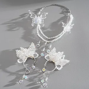 Dettaglio del set collana e orecchini con farfalle in resina e perline