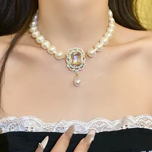 Dettaglio di una collana di perle vintage francese con pendente di pietre preziose