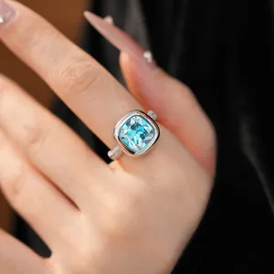 Dettaglio di un anello d'argento di lusso con uno zircone azzurro quadrato scintillante