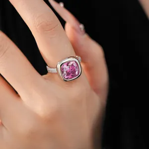 Dettaglio di un anello in zircone rosa taglio cushion con fascia in argento pavé sulla mano