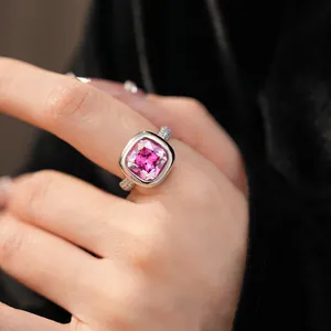 Dettaglio macro di un anello con zircone rosa quadrato e finitura in pavé di argento