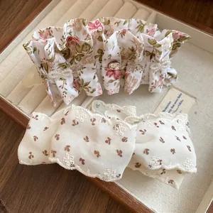 Barrette à cheveux banane élégante en tissu floral et accessoire noeud en dentelle chic.