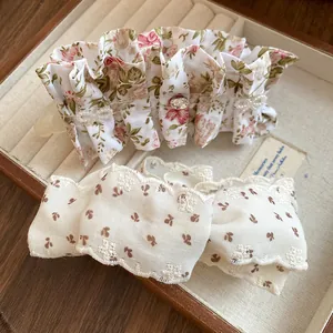Vue détaillée de la pince banane en tissu floral avec zircon et broderie en dentelle crème