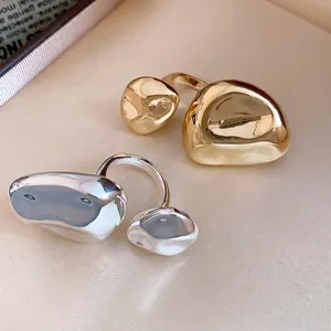 Eleganti anelli aperti plissettati irregolari in finitura oro e argento.