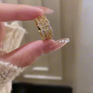 Dettaglio ravvicinato di anello vintage in oro con tripla fila di zirconi micro-incastonati