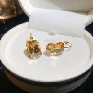 Eleganti orecchini in cristallo ambrato con chiusura a leva dorata in astuccio.