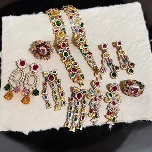 Luxuriöses 18-karätig vergoldetes Schmuckset mit bunten Zirkonia-Blumenmotiven
