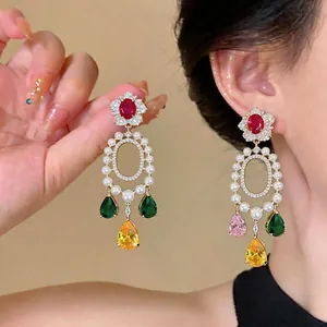 Exquisite vergoldete Ohrringe im Vintage-Hofstil mit bunten Zirkonen und Perlen besetzt