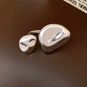Primo piano dettagliato di un anello aperto in argento irregolare con trama fusa