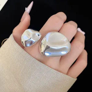 Dettaglio di un anello d'argento irregolare con esclusivo design organico a pieghe