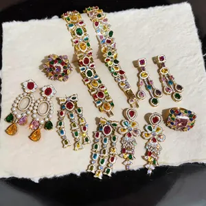 Luxuriöses 18-Karat vergoldetes Schmuckset mit bunten Zirkonia im feinen Palaststil